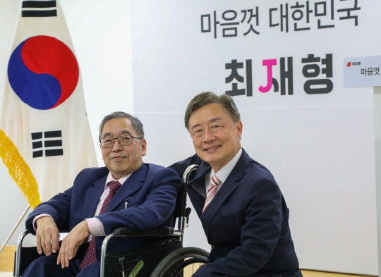 지난 2일 국민의힘 대선 예비후보 최재형(오른쪽) 전 감사원장이 후원회장을 맡은 친구 강명훈(왼쪽) 변호사와 서울 여의도 선거캠프에서 만나 기념촬영을 하고 있다. <최재형 대선 예비후보 캠프 제공>